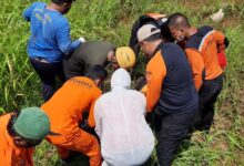 TIM SAR GABUNGAN TEMUKAN BOCAH YANG TENGGELAM DI PONDOK AREN DALAM KONDISI MENINGGAL DUNIA