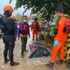 Seorang Warga Yang Melakukan Upaya Bunuh Diri Di Kali Ciliwung
