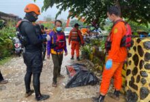 Seorang Warga Yang Melakukan Upaya Bunuh Diri Di Kali Ciliwung