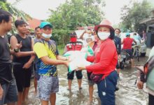 (DPRD) PDI-P, Lisia Wati Lase memberikan bantuan sembakau kepada warga yang terkena dampak banjir.