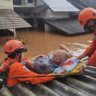 BASARNAS KERAHKAN PERSONIL UNTUK EVAKUASI WARGA DI BEBERAPA TITIK BANJIR JATABEK