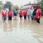 Sekitar panjang 500 meter, kedalam 1 hingga sampai 1,5 meter di tenggelamkan oleh banjir di Jalan Gelamjaya