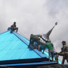 Prajurit TNI Satgas Yonif 312/Kala Hitam Pos Komando Taktis meninggalkan