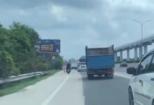 Beberapa Pemuda Nekat menyebrang Tol Jalan Raya