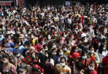 Puluhan orang pendukung Habib Rizieq Shihab mendatangi Pengadilan Negeri