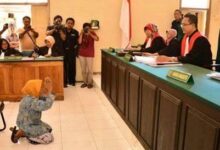 Nenek-nenek yang tua bangka hamfir di jebloskan ke penjara, karena bengis seorang penguasa