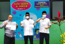 KEPALA DESA PANGADEGAN MENERIMA VAKSINASI TAHAP PERTAMA