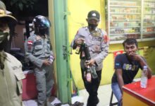 Polres Cilgon bersama Pol.PP menertibkan pedagang yang menjual miras