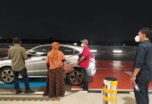 Buronan Kejari Botang di tangkap Kasi Intelejen Kejaksaan Negeri Kota Tangerang dan Kajagung di Bandara Sutta.