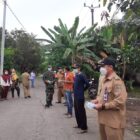 Sekitar 3 box/hari membagikan masker gratis pada masyarakat di pertigaan masuk Kantor Desa Mekar Kondang