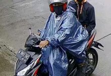 Pengendara motor B 3892 THC mencuri sekarung paket di SPBU terekam cctv.