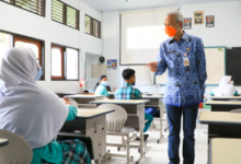 Gubernur Jawa Tengah Ganjar Pranowo memeriksa sejumlah sekolah di Kota Salatiga
