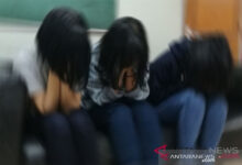 AE (24), warga Desa Cengkong, Kecamatan Purwasari, Kabupaten Karawang, Jawa Barat