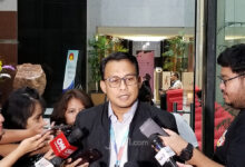 KPK memanggil seorang ibu rumah tangga atau IRT terkait kasus suap perizinan di Kota Cimahi