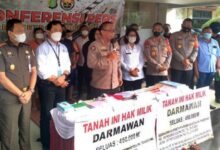 Polres Metro Tangerang Kota menangkap dua orang mafia tanah yang mengincar tanah seluas 45 hektar