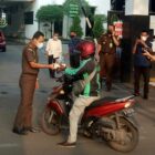 Kejaksaan Negeri Kota Tangerang berbagi di bulan Romandhon, 300 Tamzil di bagikan ke pengendara