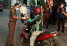 Kejaksaan Negeri Kota Tangerang berbagi di bulan Romandhon, 300 Tamzil di bagikan ke pengendara
