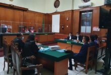 PERADILAN SESAT DI GELAR OLEH PENGADILAN NEGERI SURABAYA, LQ INDONESIA AKAN MELAPOR KE KOMISI YUDISIAL.