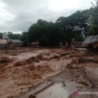 Sekitar 50 rumah penduduk, ludes di bawah arus banjir bandang.