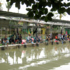 Sejumlah warga Pekalongan, Jawa Tengah, terlihat asyik memancing di tengah banjir