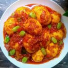 Goreng telur rebus di minyak banyak dan panas sampai telur berkulit kecokelatan