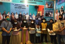 PWI Kota Tangerang Bersama SMSI dan Alfamart Berbagi Paket Sembako Kepada Anak Yatim menjelang Ramadhan.