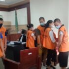 Sidang dakwaan ke 6 terdakwa pengelola karaoke Venesia”, pemandu setripes tidak boleh pakai bh dan celana dalam. Bisa main sek di depan pengunjung bayar 400Ribu.