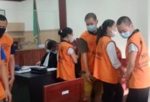 Sidang dakwaan ke 6 terdakwa pengelola karaoke Venesia”, pemandu setripes tidak boleh pakai bh dan celana dalam. Bisa main sek di depan pengunjung bayar 400Ribu.