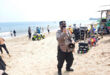 Jalan menuju Pantai wisata Tanjung Pasir di tutup warga setempat jengkel pedagang