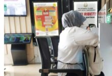 Heboh Kadinkes Sambangi Kejaksaan Kepala dinas kesehatan Kota Tangerang Ke kejaksaan bawa map di duga berisi dokumen penting.
