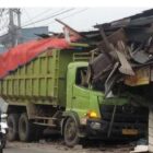 Transformer pengangkut lemah Abang nubruk rumah. Kecelakaan lalu lintas (Lalin) kembali terjadi