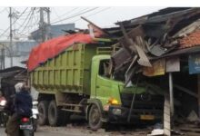 Transformer pengangkut lemah Abang nubruk rumah. Kecelakaan lalu lintas (Lalin) kembali terjadi