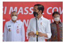 Persiden Jokowi Dodo tinjau pemberian vaksin di Kelap dua Tangerang.