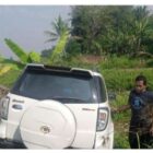 Mobil Toyota Rust milik camat kemiri Hadiyanto nyungsep di pinggir jalan.