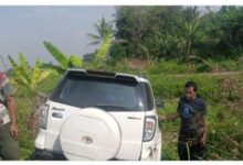 Mobil Toyota Rust milik camat kemiri Hadiyanto nyungsep di pinggir jalan.