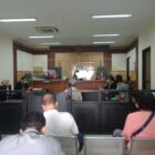 Perkara di paksakan sidang terdakwa duduk santai seperti orang yang tidak bersalah