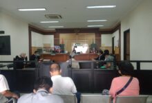 Perkara di paksakan sidang terdakwa duduk santai seperti orang yang tidak bersalah