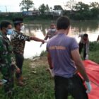 Sesosok mayat laki-laki memakai kemeja dan celana pendek, Mayat laki laki ngambang di Kali cisadanie.