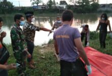 Sesosok mayat laki-laki memakai kemeja dan celana pendek, Mayat laki laki ngambang di Kali cisadanie.