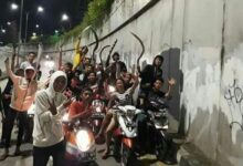 Lagi main hp tangan gading di tebas pakai parang oleh gangster