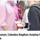 Seorang pria membagikan amplop saat hari H kampanye terbuka Cakades tanjakan Rajeg Tuti Astuti saya banyak uang