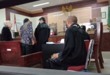 Sidang dagelan Farida di tuntut 9 bulan dalam perkara melanggar pasal 378kuhp