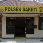 Kecelakaan lalulintas pengendara sepeda motor tertimpa talang pipa air yang membentang di atas jalan Raya