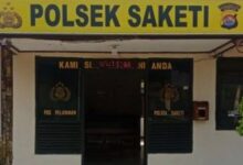 Kecelakaan lalulintas pengendara sepeda motor tertimpa talang pipa air yang membentang di atas jalan Raya