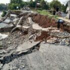 Ambrolmya Jalan Tanjung Burung Diduga Mobil Truk PT DUM bermuatan notase berat