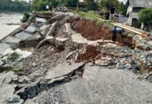 Ambrolmya Jalan Tanjung Burung Diduga Mobil Truk PT DUM bermuatan notase berat