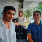 Artis presanteter jerimy Tety ikut antri vaksin lanjutan di Aeropolis.