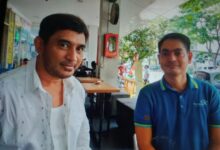 Artis presanteter jerimy Tety ikut antri vaksin lanjutan di Aeropolis.
