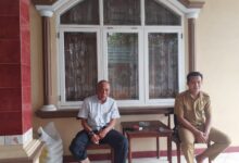 Ada sekitar 5 orang warga Desa Pekayon Kec. Sukadiri Kab. Tangerang, dalam pengawasan Kepala Desa (Kades) Pekayon bersama Satgas Desa Pekayon