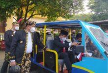 Wahidin Halim gubernur Banten dapat hadiah Mobil Listrik Karya Siswa SMKN 4 Pandeglang